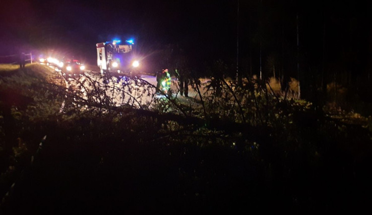 Západočeské hasiče zaměstnává počasí, ne požáry stromků či adventních věnců.
