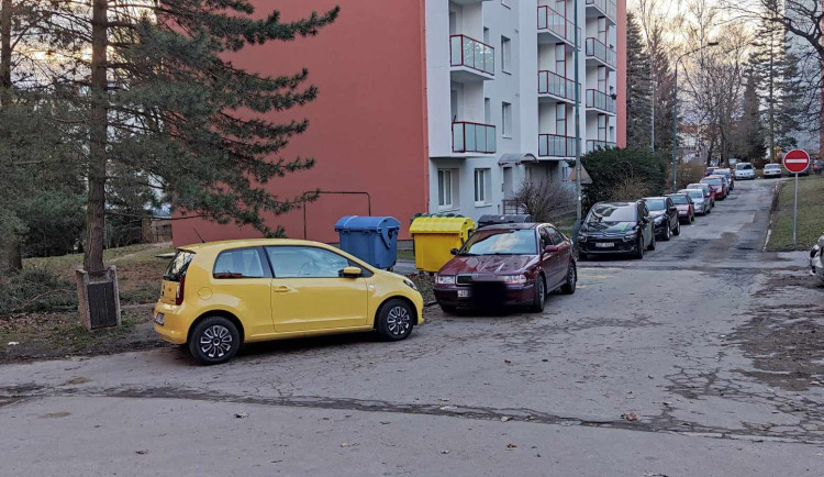 Sporné parkování na přetíženém jihlavském sídlišti. Kýžené místo pro auto, nebo stání v křižovatce za pokutu?