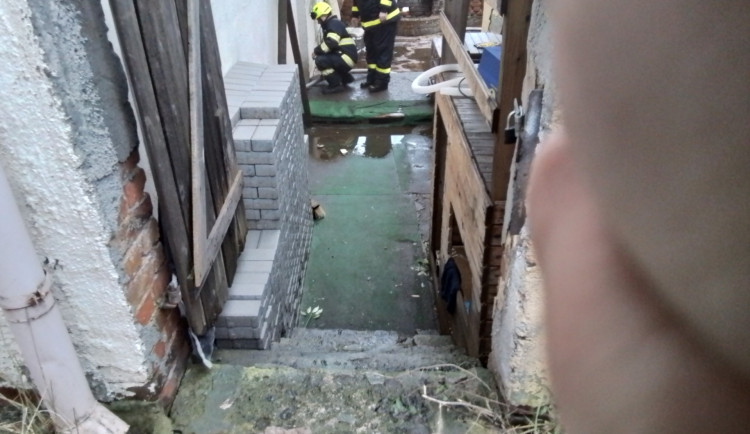 V Karlových Varech začali uklízet následky velké vody.