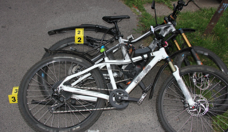 Dvojice se pokusila ukrást dvě elektrokola, chytil je ale svědek. I tak jim hrozí vězení