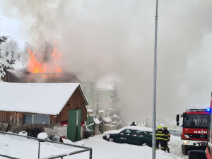 Při požáru rodinného domu v Jáchymově na Karlovarsku zemřel jeden člověk