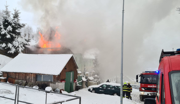Při požáru rodinného domu v Jáchymově na Karlovarsku zemřel jeden člověk