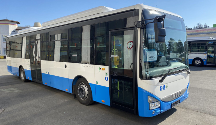 Nový systém autobusové dopravy v Karlovarském kraji se potýká s problémy