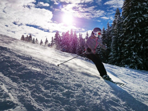 Tisíce lidí si o víkendu užívaly lyžování na sjezdovkách v Karlovarském kraji