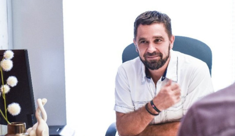 Neplodnost trápí zhruba každý desátý pár. Příčinou bývá věk, říká specialista na umělé oplodnění Štěpán Machač.