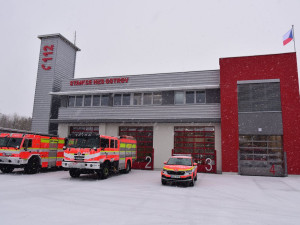 V Ostrově na Karlovarsku otevřeli novou stanici profesionálních hasičů