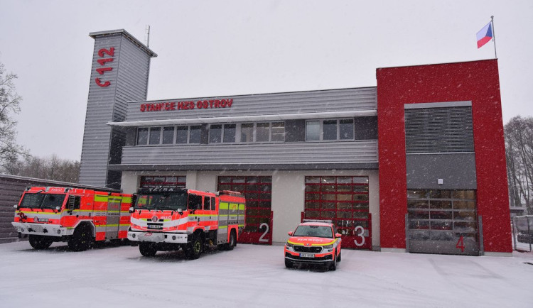 V Ostrově na Karlovarsku otevřeli novou stanici profesionálních hasičů.