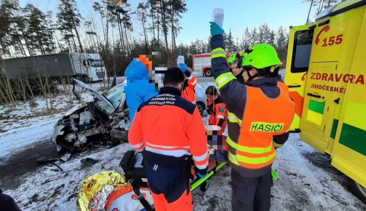 Policie hledá svědky tragické nehody. Řidič přejel do protisměru a střetl se s kamionem