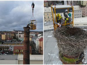 Pracovníci hobbymarketu upravili staré hnízdo čápů na 24 metrů vysokém komíně, práci jim ztěžoval vítr a zima