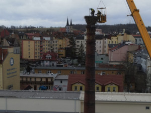 Pracovníci hobbymarketu upravili staré hnízdo čápů na 24 metrů vysokém komíně, práci jim ztěžoval vítr a zima