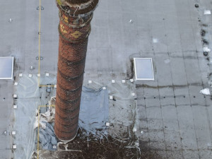 Pracovníci hobbymarketu upravili staré hnízdo čápů na 24 metrů vysokém komíně, práci jim ztěžoval vítr a zima