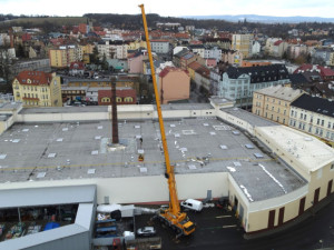 Pracovníci hobbymarketu upravili staré hnízdo čápů na 24 metrů vysokém komíně, práci jim ztěžoval vítr a zima
