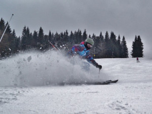 Lyžování v Karlovarském kraji přálo o víkendu počasí, na sjezdovkách sníh zůstal