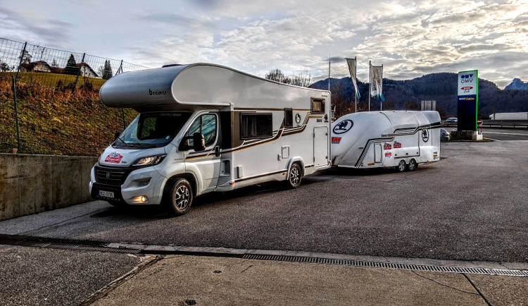 Jihočeská posádka vyrazila na Rallye Monte-Carlo Historique. Zloděj jí v Itálii ukradl obytňák i s vlekem