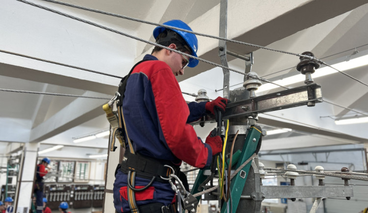 Na trhu mohou chybět elektrikáři, kteří se starají o distribuční síť. EG.D otevírá nové třídy.