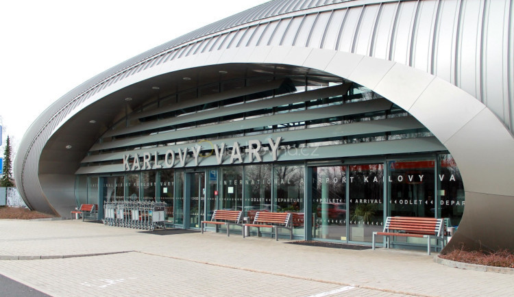 Letiště Karlovy Vary chce kraj rozšířit v roce 2026, do té doby chce získat i peníze