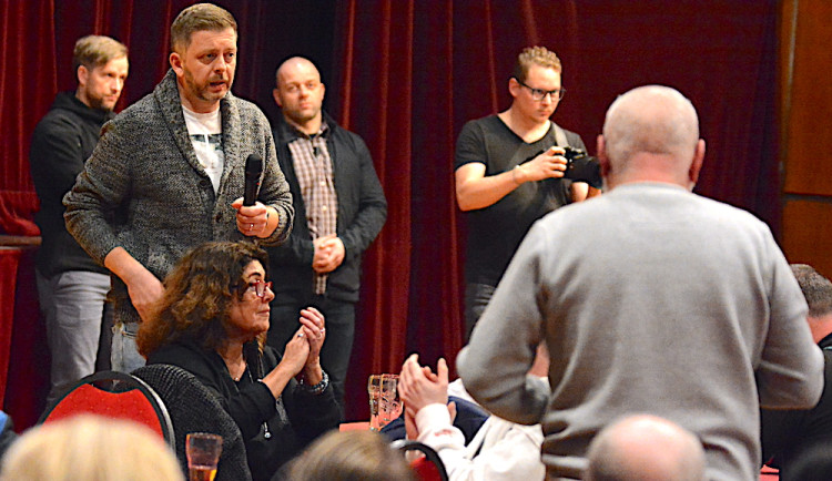 Demisi, demisi, křičeli lidé na Rakušana na debatě. Ale i tleskali nadšením