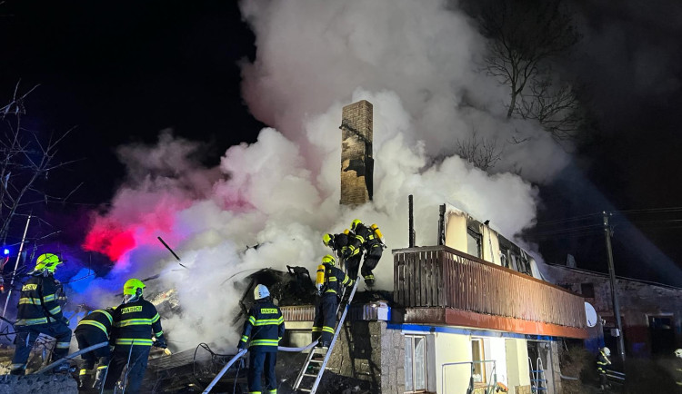 VIDEO: Rodinný dům zachvátil v noci požár. Zranil se při něm jeden člověk