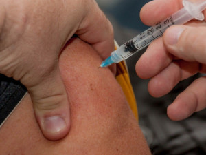 Karlovarský kraj zřídí očkovací centrum pro neregistrované děti