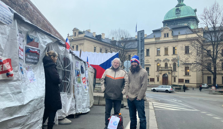 Dáváme lidem prostor se vyjádřit, říká Ondřej Thor z petičního stánku před Úřadem vlády