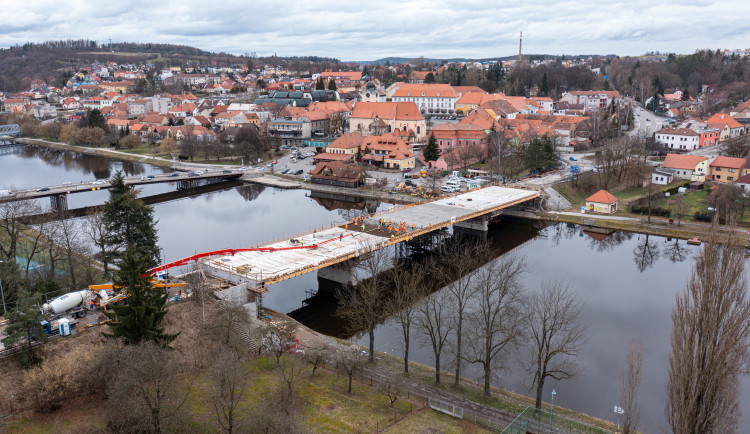 FOTOGALERIE: V Týně nad Vltavou pokračuje výstavba mostu přes Vltavu