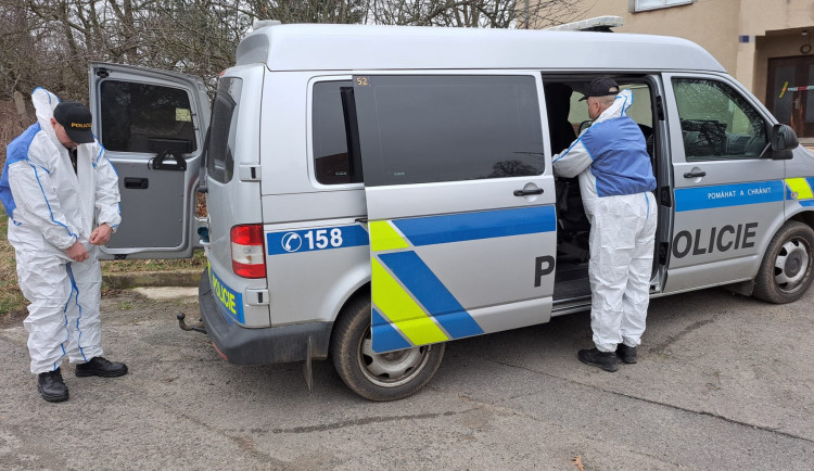 Závažný zločin na jihu Čech. Policie našla dvě mrtvá těla po požáru auta a chaty