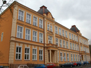 Základní škola Šmeralova ve Varech má poškozenou střechu, musí se vyměnit