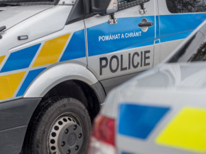 Policista z Karlovarska, stíhaný za loupež, prodával podle policie i anabolika