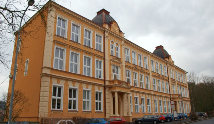 Základní škola Šmeralova ve Varech má poškozenou střechu, musí se vyměnit.