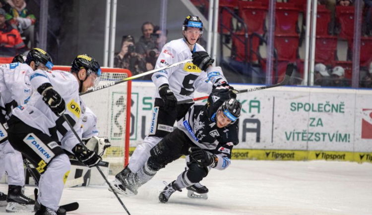 Hokejisté Karlových Varů porazili Spartu 5:1 a jsou v předkole play off.