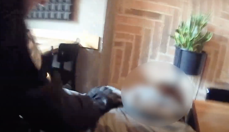 Muž v Chebu ohrožoval lidi střelnou zbraní, hrozí mu až osmiletý trest.