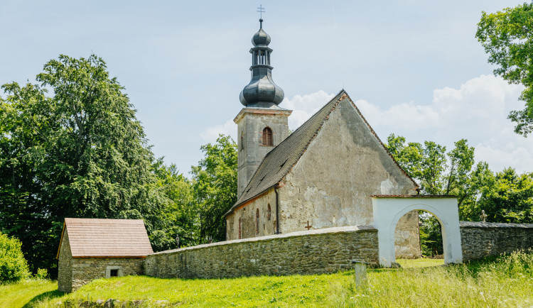 Do roku 1945 tam zněla pouze němčina. Lidé chtějí opravit fasádu kostela v Klení