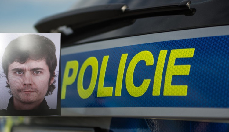 Policie hledá nebezpečného muže. Nesnažte se jej zadržet, vyzývá