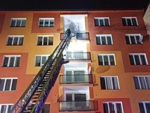 Při požáru bytu v Chodově zemřel člověk. Zasahovalo 11 jednotek hasičů