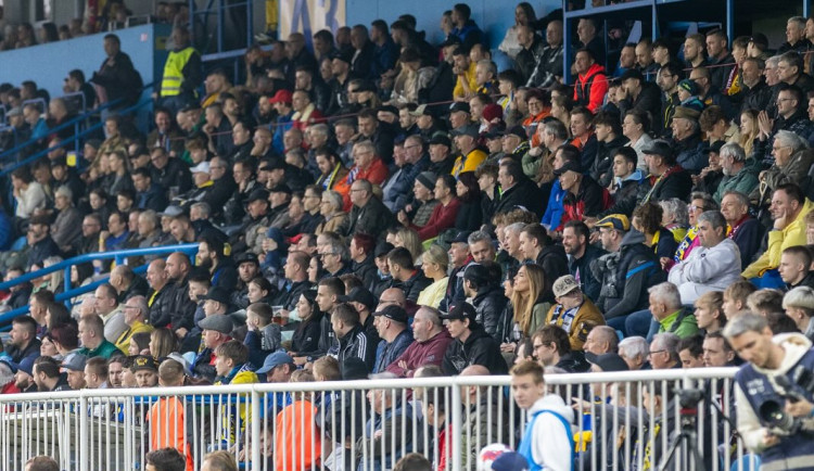 Opilý fanoušek ničil stadion. Teď mu hrozí dva roky za mřížemi