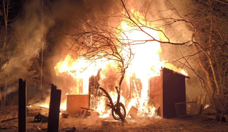 Chatku obývanou bezdomovcem pohltily plameny. Uvnitř nikdo nebyl