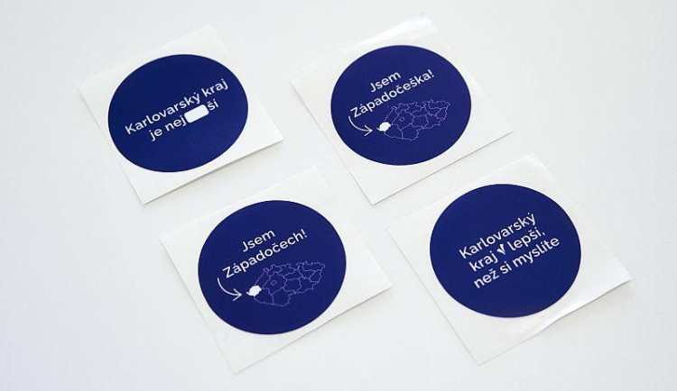 Nejsme ve všem nejhorší, vzkazuje Karlovarský kraj a ukázal nové samolepky proti předsudkům