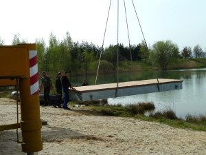 Uprostřed oblíbeného koupaliště je nový plovoucí ostrůvek