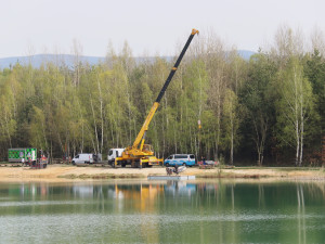 Uprostřed oblíbeného koupaliště je nový plovoucí ostrůvek