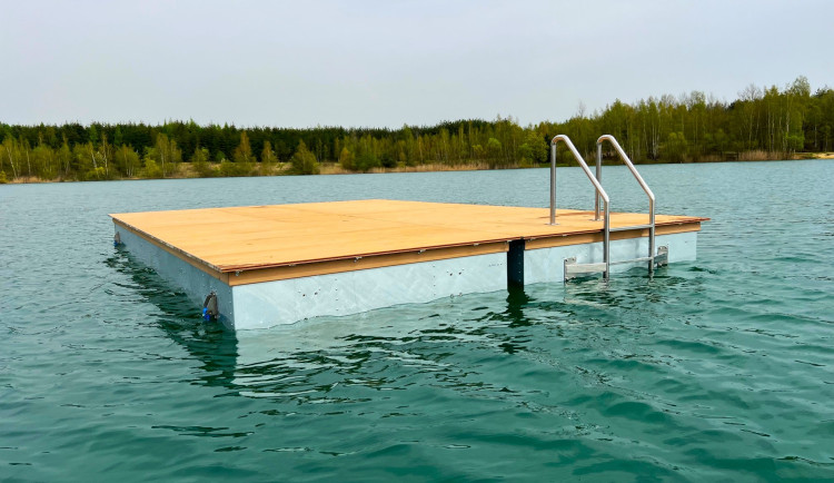 Uprostřed oblíbeného koupaliště je nový plovoucí ostrůvek