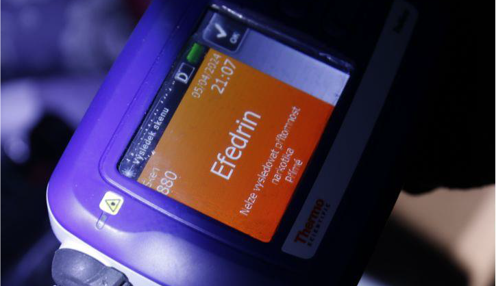 Muž převážel přes tři kila efedrinu. Uprchnout se mu nepovedlo