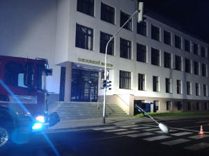 V centru Sokolova nápory větru nevydržel sloup veřejného osvětlení a poroučel se k zemi přímo přes ulici