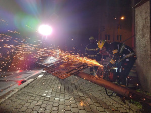 V centru Sokolova nápory větru nevydržel sloup veřejného osvětlení a poroučel se k zemi přímo přes ulici