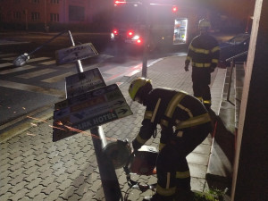 V centru Sokolova nápory větru nevydržel sloup veřejného osvětlení a poroučel se k zemi přímo přes ulici