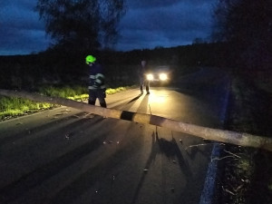 Noční vichřice porážela stromy a ničila střechy domů. Náporu větru neodolal ani sloup s veřejným osvětlením