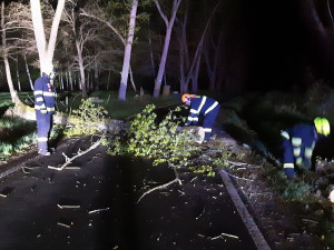Noční vichřice porážela stromy a ničila střechy domů. Náporu větru neodolal ani sloup s veřejným osvětlením