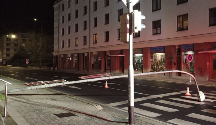 V centru Sokolova nápory větru nevydržel sloup veřejného osvětlení a poroučel se k zemi přímo přes ulici