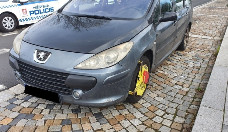 Strážníci mají bič na notorické neplatiče pokut. Zabaví jim registrační značky jejich vozu nebo nasadí botu