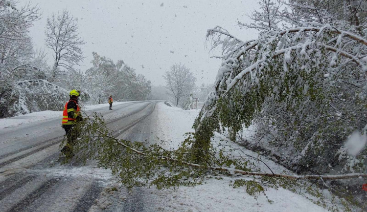 V Karlovarském kraji sněžilo, silnice klouzaly a stromy uzavřely některé tratě