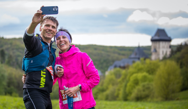 Desátá sezona Běhej lesy zahájena! Na Karlštejně se i přes nepřízeň počasí setkala pořádná lesní smečka